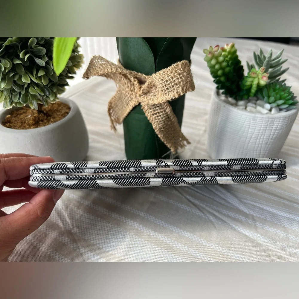🌸 4/$25 Silver/Black “G” snap wallet/clutch